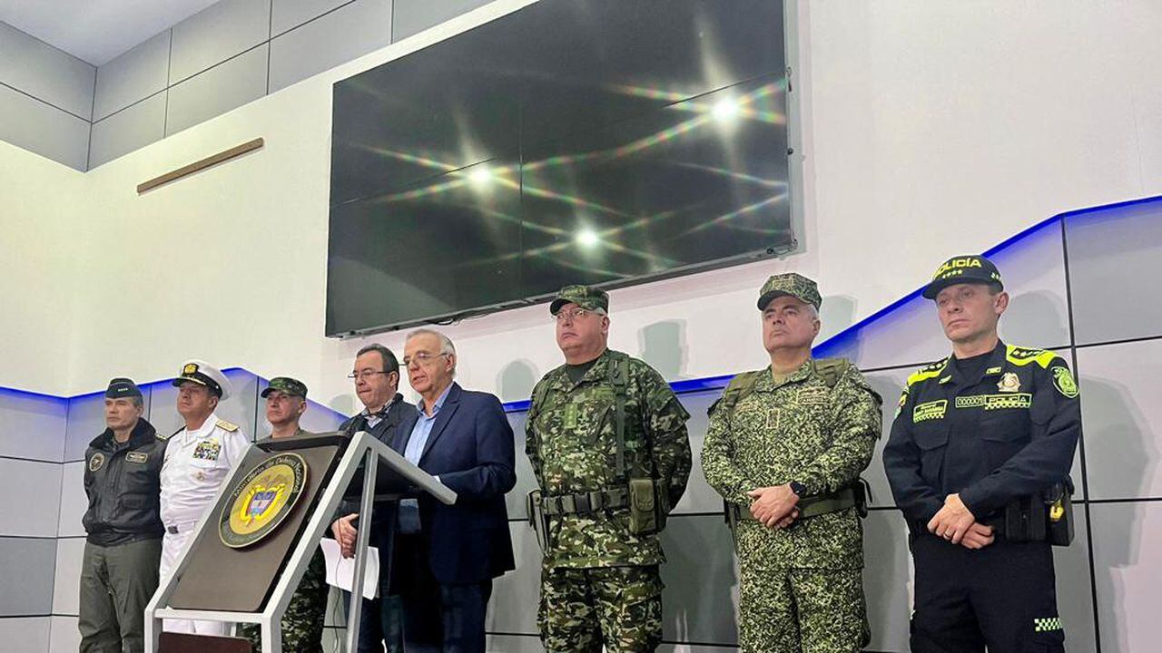 Los ministros de Defensa, Iván Velásquez, y del Interior, Alfonso Prada, estuvieron junto con la cúpula militar para confirmar que se suspende el cese al fuego bilateral con el Clan del Golfo.