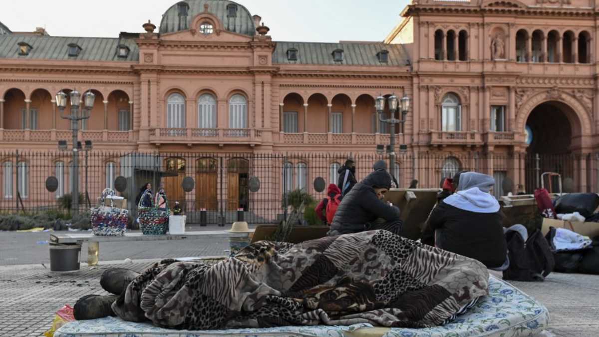 Varios manifestantes protestaron frente a la Casa Rosada en Argentina, sede del gobierno