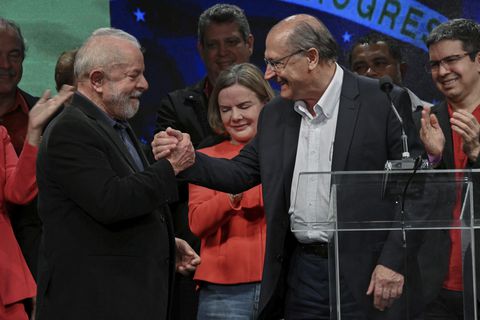 El expresidente Luiz Inácio Lula da Silva junto a Geraldo Alckmin, su candidato a vicepresidente.