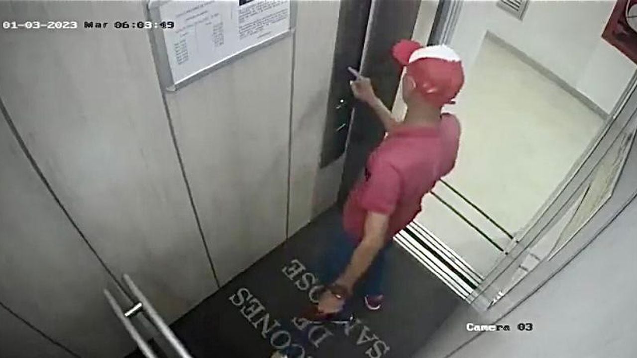 Este es el hombre que fue grabado golpeando a un perro dentro de un ascensor en Barranquilla.
