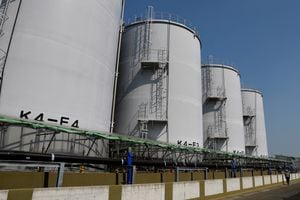 Un trabajador pasa junto a tanques con agua tratada con el Sistema Avanzado de Procesamiento de Líquidos (ALPS), en la planta de energía nuclear inhabilitada Fukushima Dai-ichi en la ciudad de Okuma