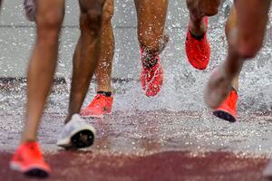 Los atletas compiten en la carrera de obstáculos masculina de 3000 metros durante el encuentro de atletismo de los Juegos Dorados de USATF en Mount San Antonio College, el 9 de mayo de 2021, en Walnut, California. Foto AP / Ashley Landis