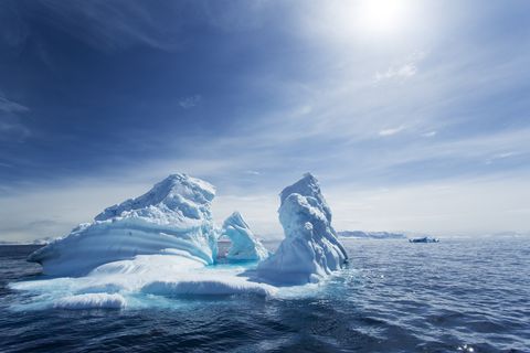 La Antártida, enorme iceberg en sol de primavera flotando en el estrecho de Gerlache a lo largo de la Península Antártica.