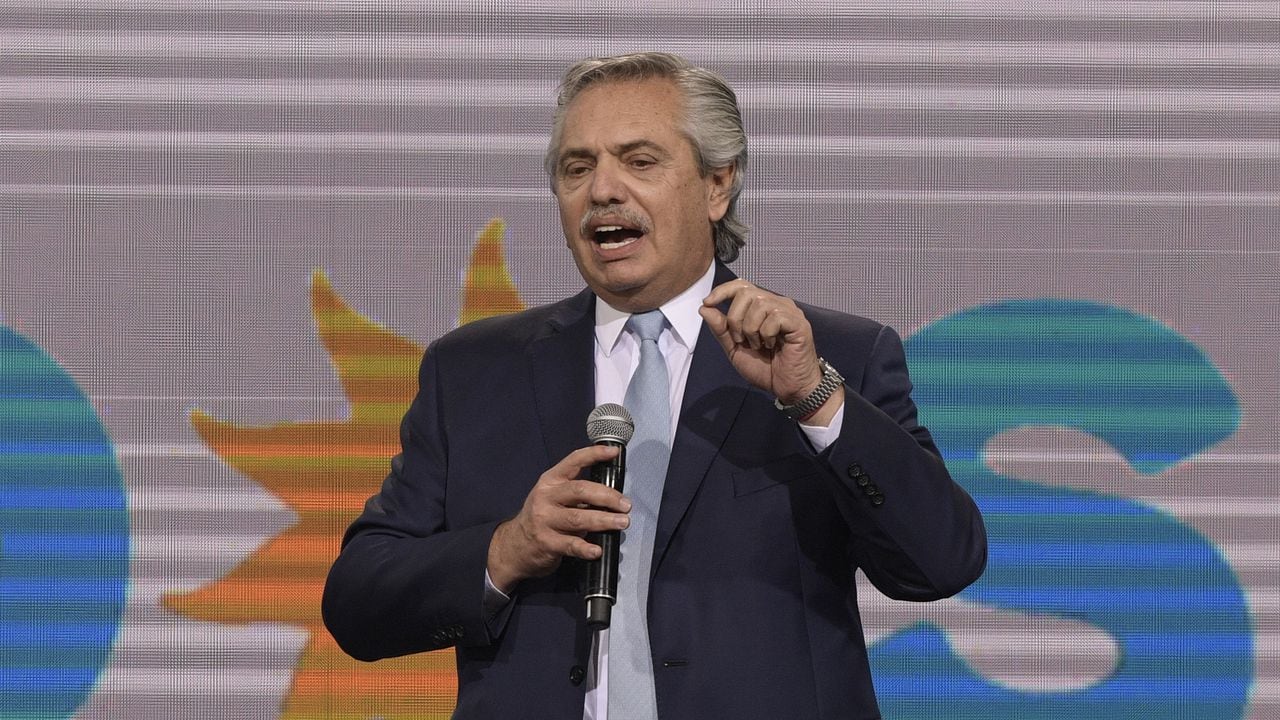 El presidente de Argentina, Alberto Fernández, hace un gesto mientras pronuncia un discurso ante los votantes del partido gobernante "Frente de Todos" después de las elecciones parlamentarias de mitad de período en Buenos Aires, el 14 de noviembre de 2021. (Foto de JUAN MABROMATA / AFP)