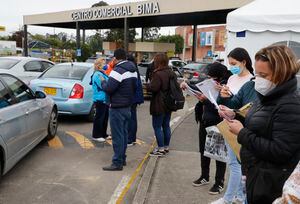 vacunación  en vehículos para personal de la salud de segunda línea en el centro comercial Bima