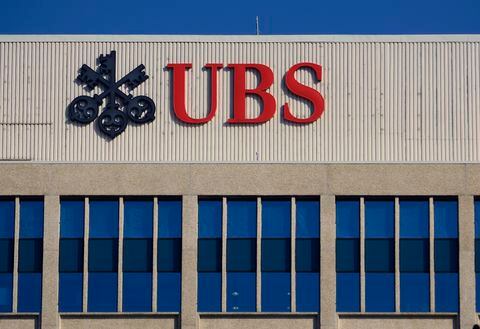 UBS acordó suavizar una cláusula de cambio adverso material que dejaría así sin validez al acuerdo si sus diferenciales de incumplimiento crediticio aumentan.