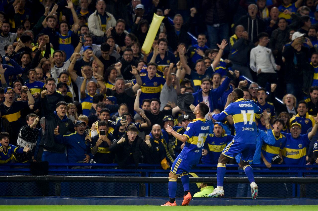 (izquierda), de Boca Juniors, festeja tras anotar el primer tanto ante Colo-Colo de Chile en un duelo de la Copa Libertadores, realizado el marte 6 de junio de 2023 (AP Foto/Gustavo Garello)