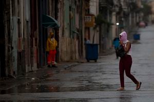 Un peatón cruza una calle vacía durante el paso del huracán Ian en La Habana, Cuba, la madrugada del jueves 27 de septiembre de 2022.