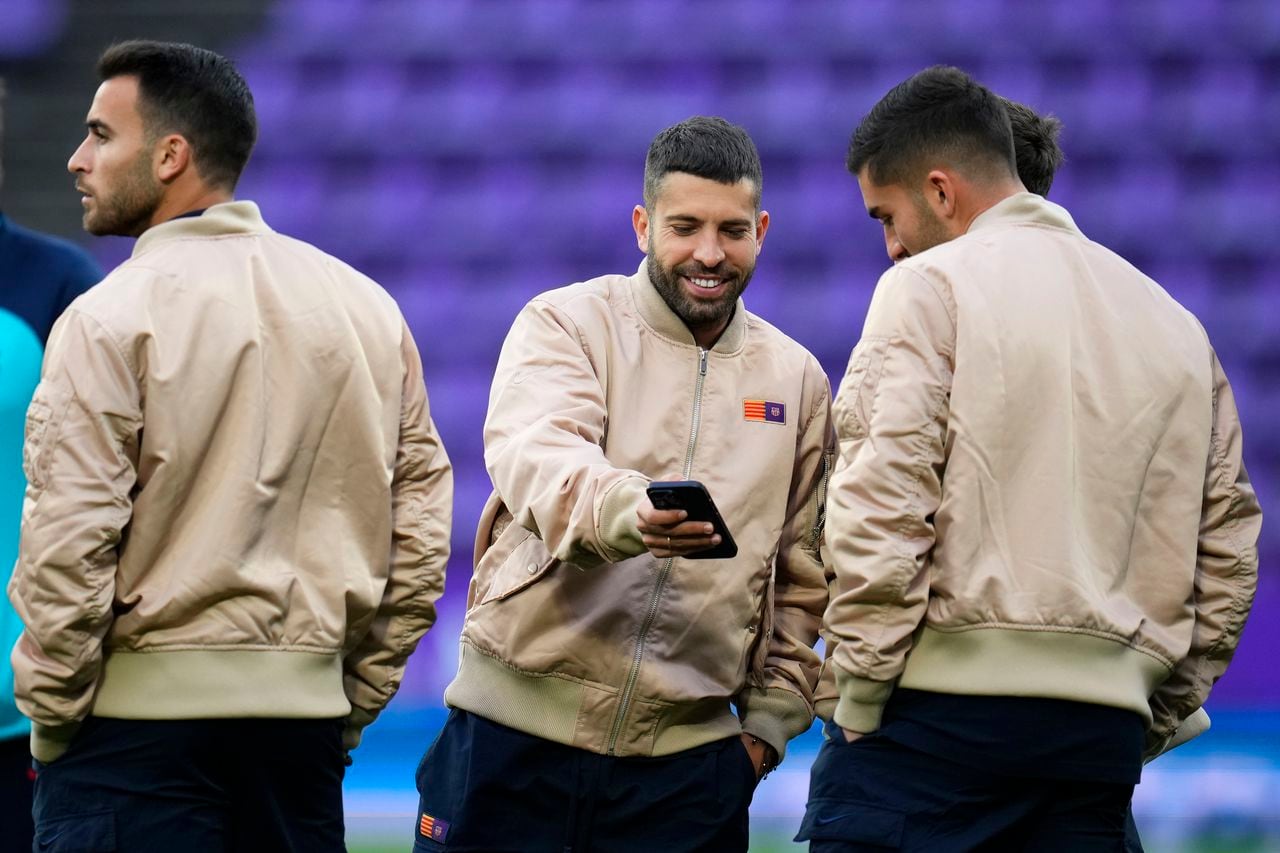 Barcelona's Jordi Alba arrives on the pitch before the Spanish La Liga soccer match between Valladolid and FC Barcelona at the Jose Zorrilla stadium in Valladolid, Spain, Tuesday, May 23, 2023. (AP Photo/Manu Fernandez)