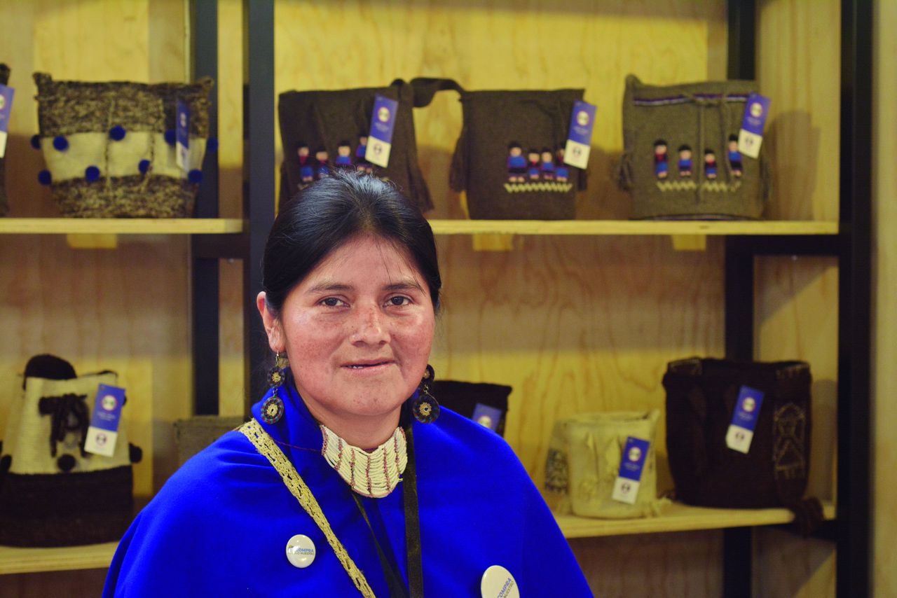 María Cecilia Tombe, líder misak, Medalla a la Maestría Artesanal 2017.