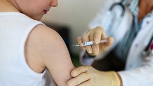 Niño recibiendo una vacuna contra la gripe en la clínica. Niño pequeño recibiendo una vacuna en su brazo por un pediatra con guantes.