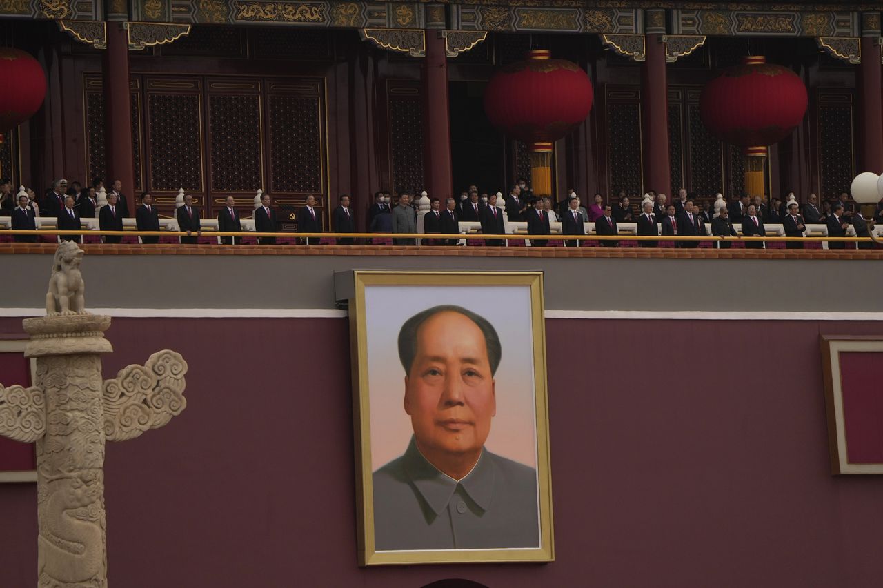 El presidente chino Xi Jinping, en el centro, sobre un gran retrato del difunto líder Mao Zedong durante una ceremonia para conmemorar el centenario de la fundación del gobernante Partido Comunista Chino en la Puerta de Tiananmen en Pekín el jueves 1 de julio de 2021. Foto: AP Photo/Ng Han Guan.