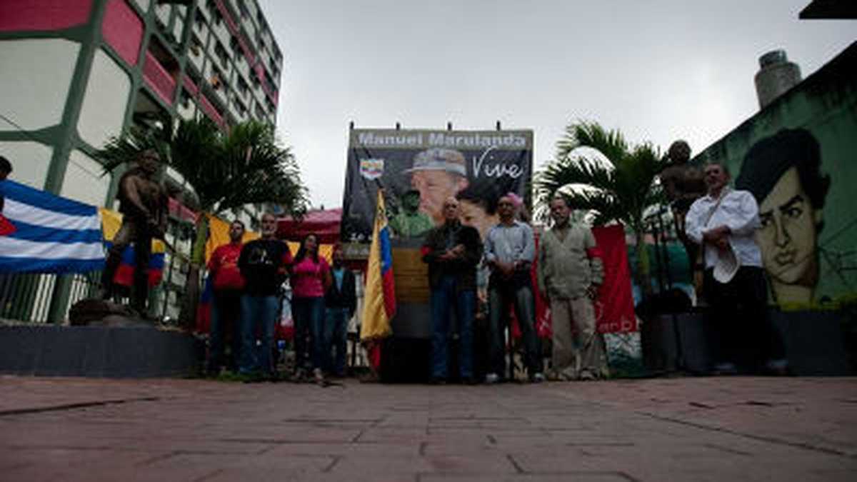 Varias personas participaron el sábado en un homenaje al fundador de la guerrila colombiana de las FARC, Manuel Marulanda Vélez, alias 'Tirofijo', en la zona popular "23 de enero" en Caracas (Venezuela). Calificado como "héroe", el homenaje forma parte de una jornada Internacional por el derecho a la rebelión de los pueblos.