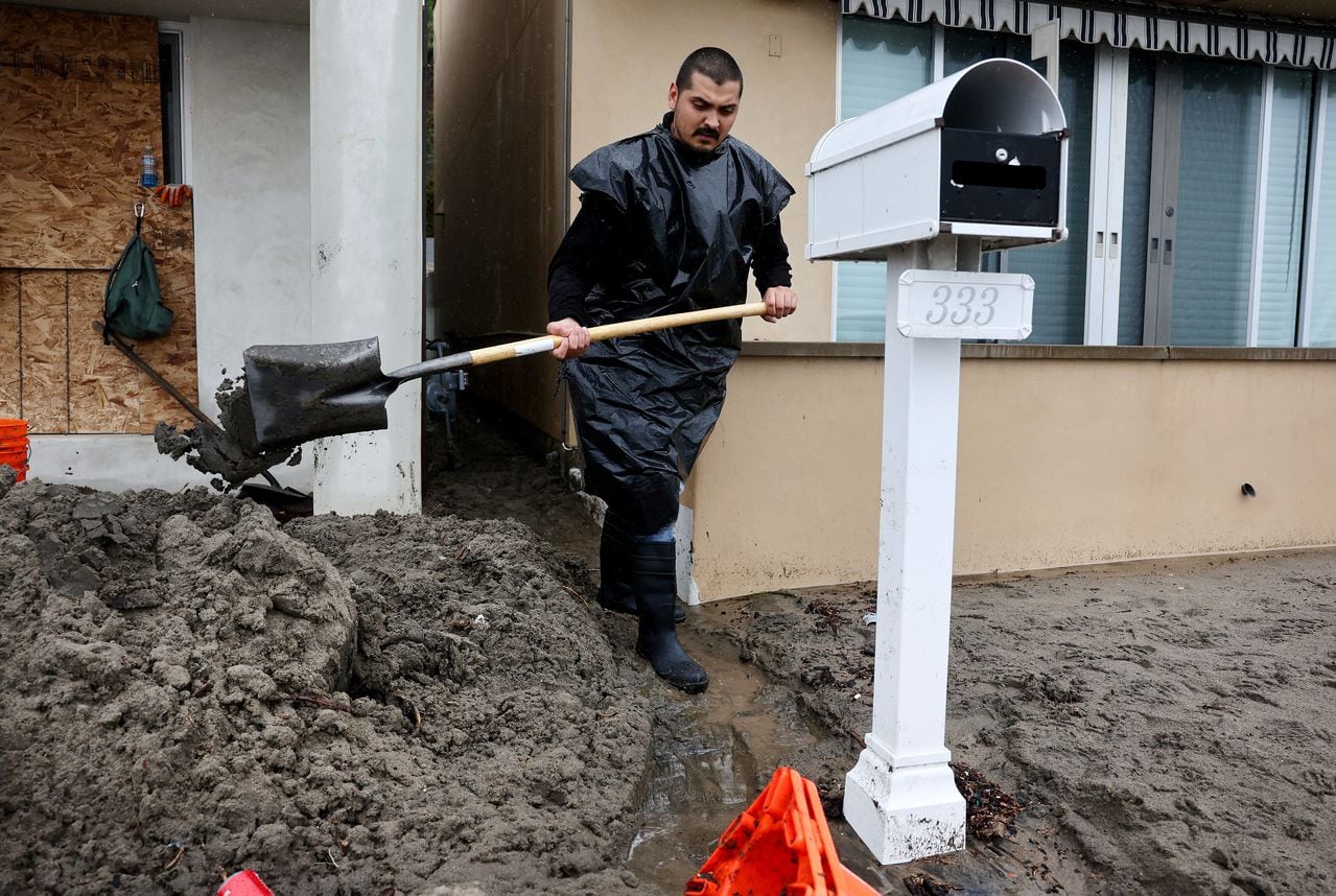 Personas afectadas por las fuertes tormentas en California, Estados Unidos. Foto: AFP.