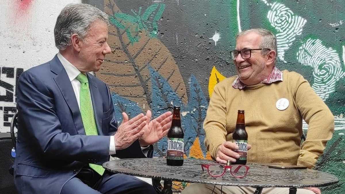 Santos y Londoño brindan con cerveza por la paz: ¿habrá para las víctimas?