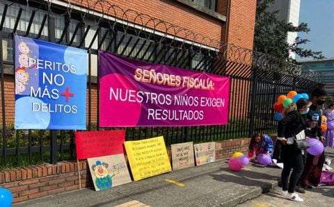 Con manifestación, madres y organizaciones piden resultados en investigaciones por cartel de las comisarías de familia.
