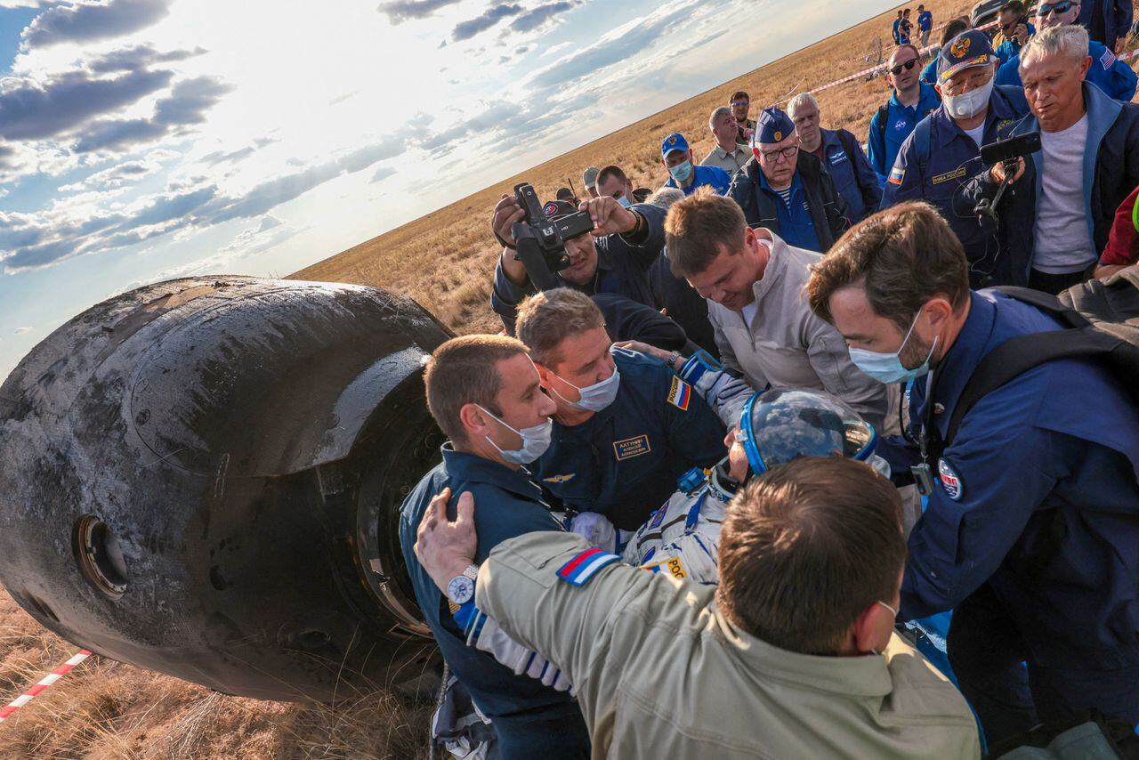 Los especialistas prestan asistencia tras el aterrizaje de la cápsula espacial Soyuz MS-23 que transporta a la tripulación de la Estación Espacial Internacional (ISS), formada por los cosmonautas de Roscosmos Sergey Prokopyev, Dmitry Petelin y el astronauta de la NASA Frank Rubio, en una zona remota cerca de Zhezkazgan, Kazajstán, el 27 de septiembre.