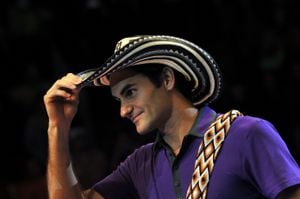 El tenista suizo Roger Federer usando sombrero vueltiao durante visita a Colombia.