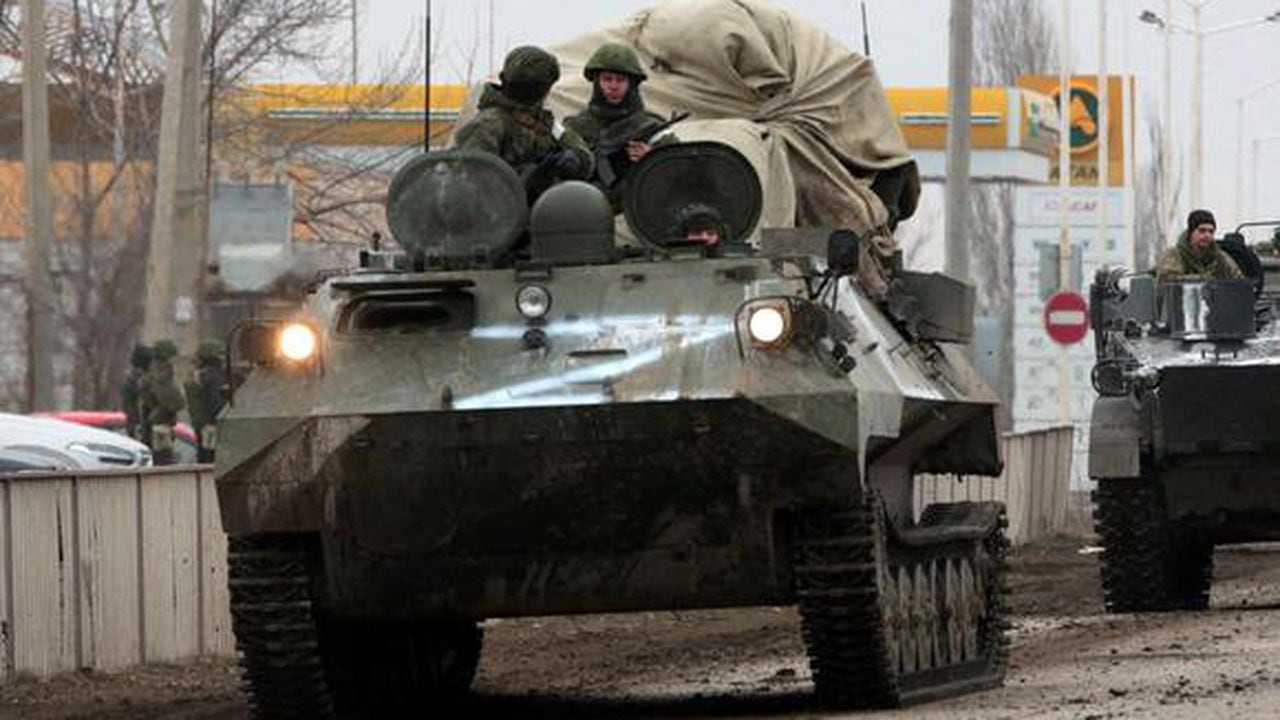 Vehículos del Ejército de Rusia vistos el 25 de febrero en Armyansk, Crimea. (Foto: Stringer | AFP)