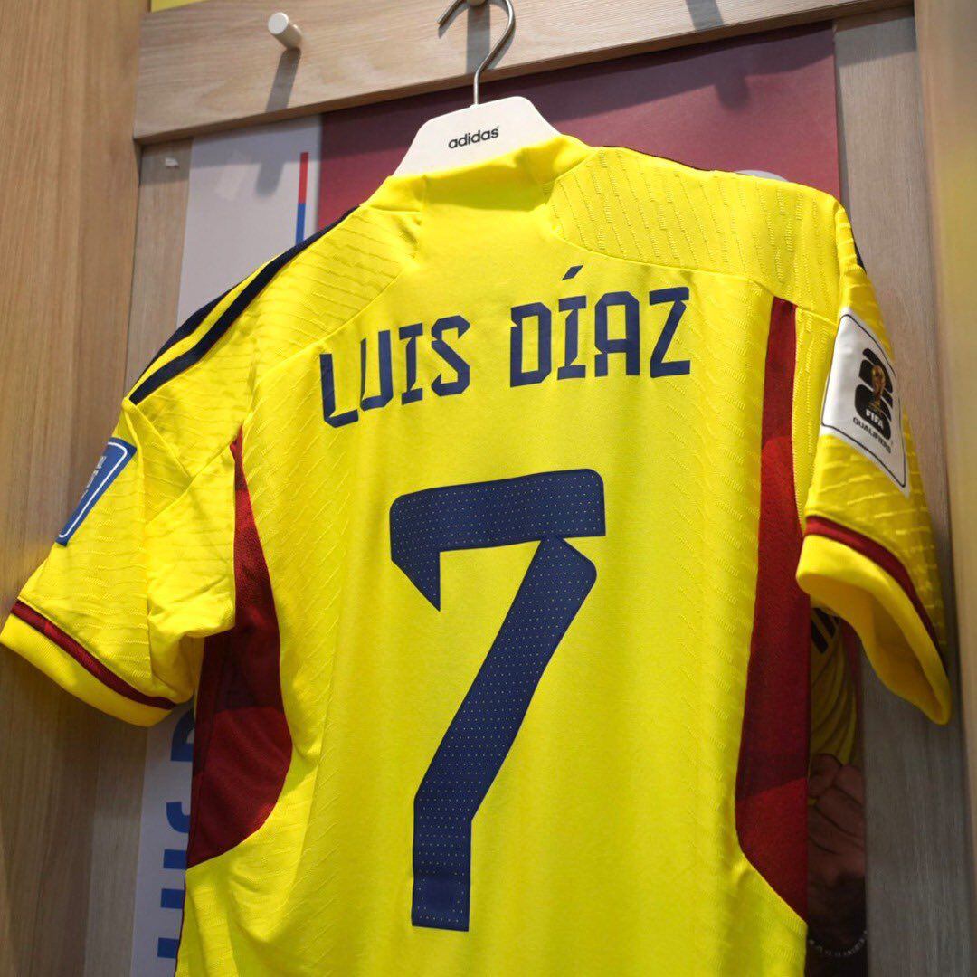 La camiseta de Luis Díaz en el camerino local del estadio Metropolitano de Barranquilla.
