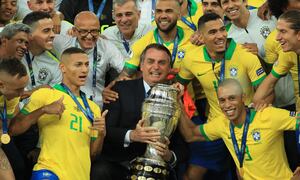 RIO DE JANEIRO, BRAZIL - JULY 07: President of Brazil Jair Bolsonaro celebrates with the trophy and the players of Brazil after winning the Copa America Brazil 2019 Final match between Brazil and Peru at Maracana Stadium on July 07, 2019 in Rio de Janeiro, Brazil. (Photo by Buda Mendes/Getty Images)