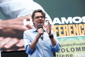 El candidato  Alejandro Gaviria  inscribió su candidatura por el  movimiento Colombia Tiene Futuro