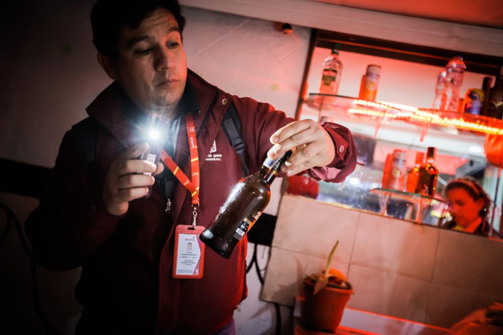 Contundente golpe del Comando Nocturno en Bogotá: fueron incautados 61 tubos con base de coca y 62 botellas de licor adulterado