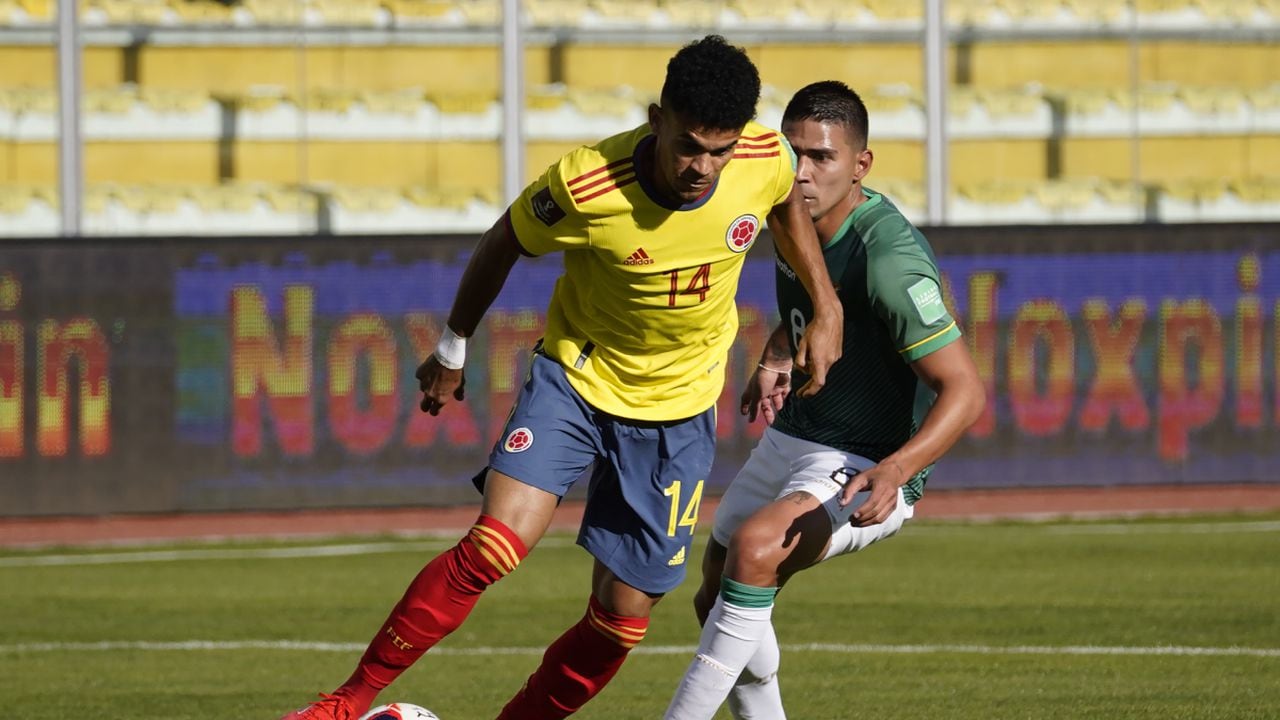 MIRAFLORES, BOLIVIA - SEPTEMBER 02: Luis Diaz of Colombia controls the ball against Diego Bejarano of Bolivia during a match between Bolivia and Colombia as part of South American Qualifiers for Qatar 2022 at Estadio Hernando Siles on September 02, 2021 in Miraflores, Bolivia. (Photo by Getty Images/Javier Mamani)