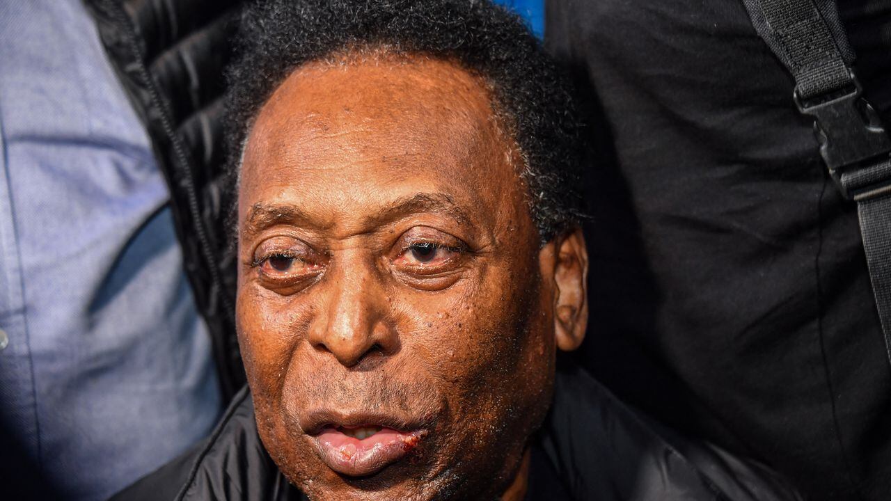 (FILES) In this file photo taken on April 09, 2019, Brazilian football great Edson Arantes do Nascimento, known as Pele, arrives at Guarulhos International Airport, in Guarulhos some 25km from Sao Paulo, Brazil. - The hospital treating Brazilian football great Pele announced on December 21, 2022, a "progression" in his cancer, as well as kidney and heart "dysfunctions." Pele, 82, is being treated in the general ward but "requires greater care related to renal and cardiac dysfunctions," said the Albert Einstein Hospital in Sao Paulo. (Photo by NELSON ALMEIDA / AFP)