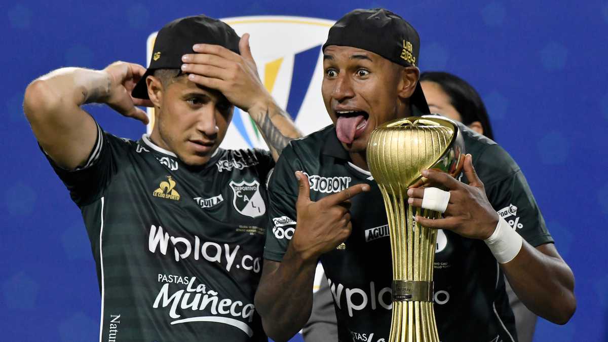 Michael Ortega y Juan Camilo Angulo del Cali celebran con el trofeo como campeones después del partido entre Deportes Tolima y Deportivo Cali