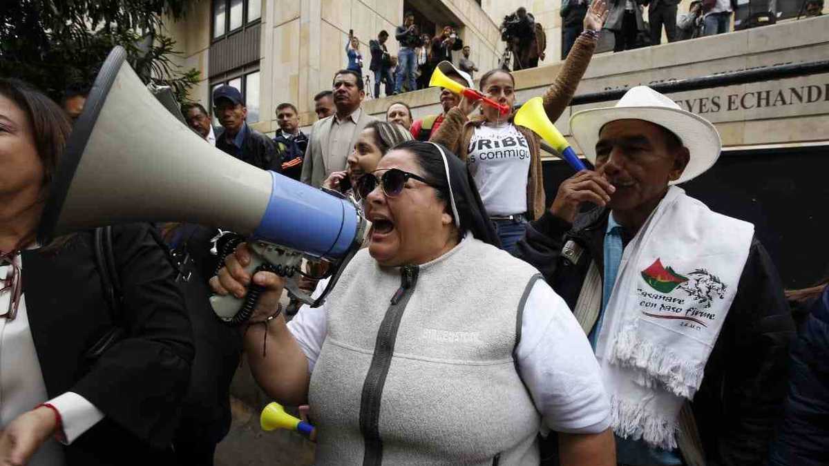No cabe duda de que la imagen de una religiosa gritando arengas políticas quedará en la memoria de los colombianos 