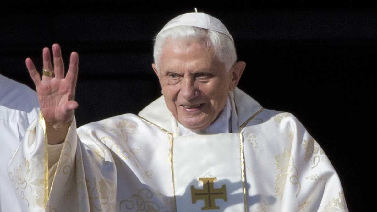 Esta fotografía de archivo del 19 de octubre de 2014 muestra al Papa Emérito Benedicto XVI cuando llega a la Plaza de San Pedro en el Vaticano. (AP Photo/Andrew Medichini, FILE)