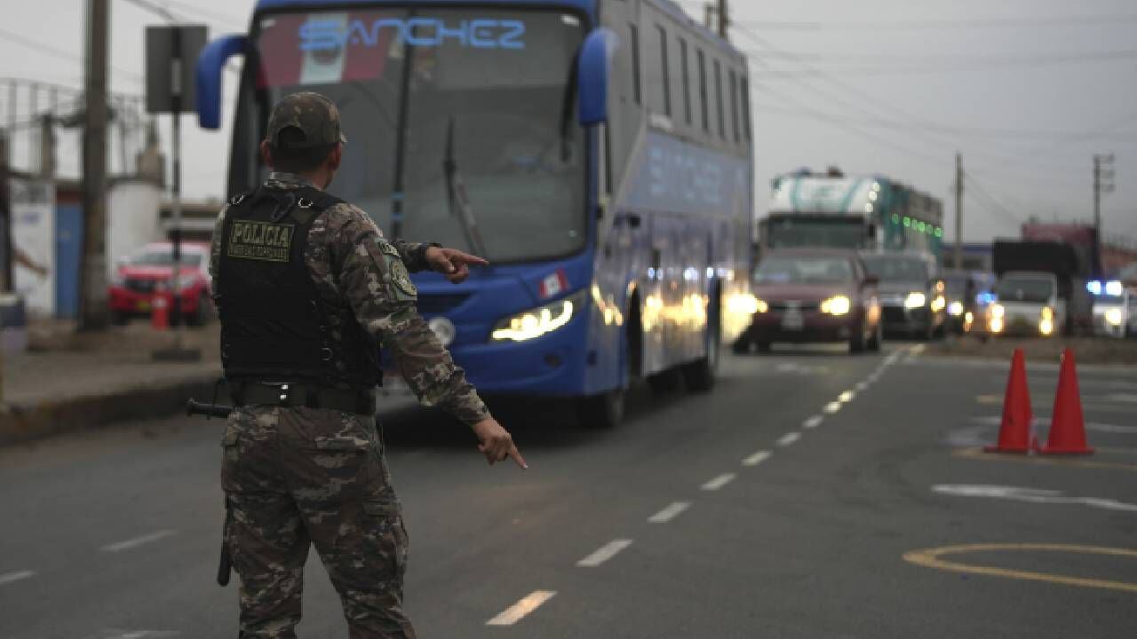Se reportan bloqueos en varias vías de Perú. La policía verificó en los últimos días si los pasajeros llevaban armas de cara a las protestas de este miércoles.