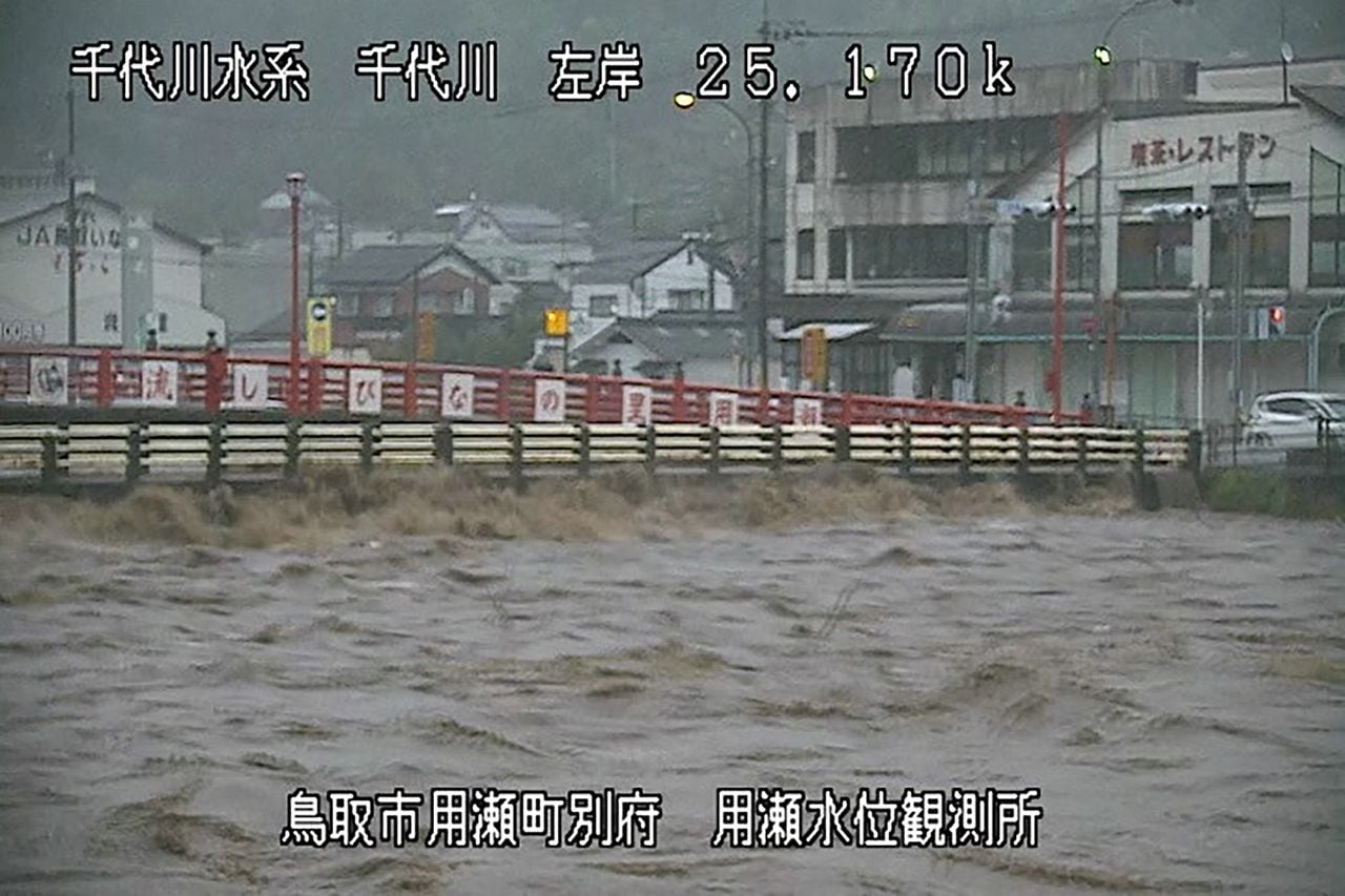 Lan provocó violentas ráfagas y aguaceros que ya han causado crecidas en los ríos y provocado advertencias de derrumbes. (Foto de varias fuentes / AFP) / - Japan OUT / -----NOTA DEL EDITOR --- RESTRINGIDO A USO EDITORIAL - CRÉDITO OBLIGATORIO "FOTO AFP / Ministerio de Tierra, Infraestructura, Transporte y Turismo a través de Jiji Press" - SIN MARKETING - SIN CAMPAÑAS PUBLICITARIAS - DISTRIBUIDO COMO SERVICIO A CLIENTES