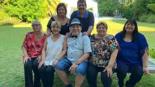 Diego Armando Maradona y sus hermanas