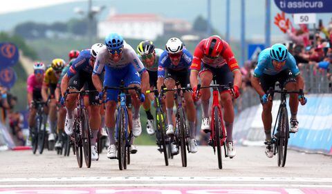 Michael Matthews triunfó en el esprint final de la etapa 3 - Giro de Italia 2023.