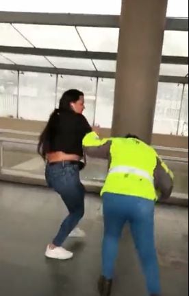 La mujer mechoneó a la trabajadora de TransMilenio hasta que tumbó al suelo.