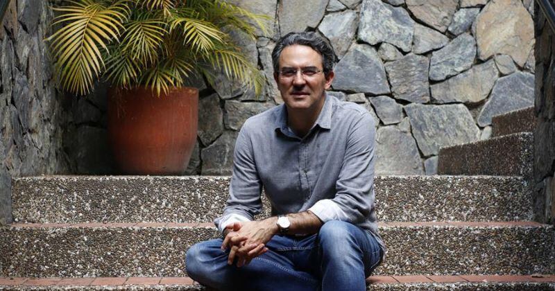 El escritor Juan Gabriel Vásquez participará en el Hay Festival de Querétaro 2020. Imagen cortesía del evento.