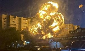 L explosión fue causada por la colisión de un avión militar que se aprestaba a realizar ejercicios militares.