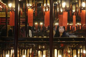 Los fieles rezan frente a las linternas durante las celebraciones del Año Nuevo lunar en el templo de Man Mo en Hong Kong el martes 1 de febrero de 2022. Foto AP/Vincent Yu