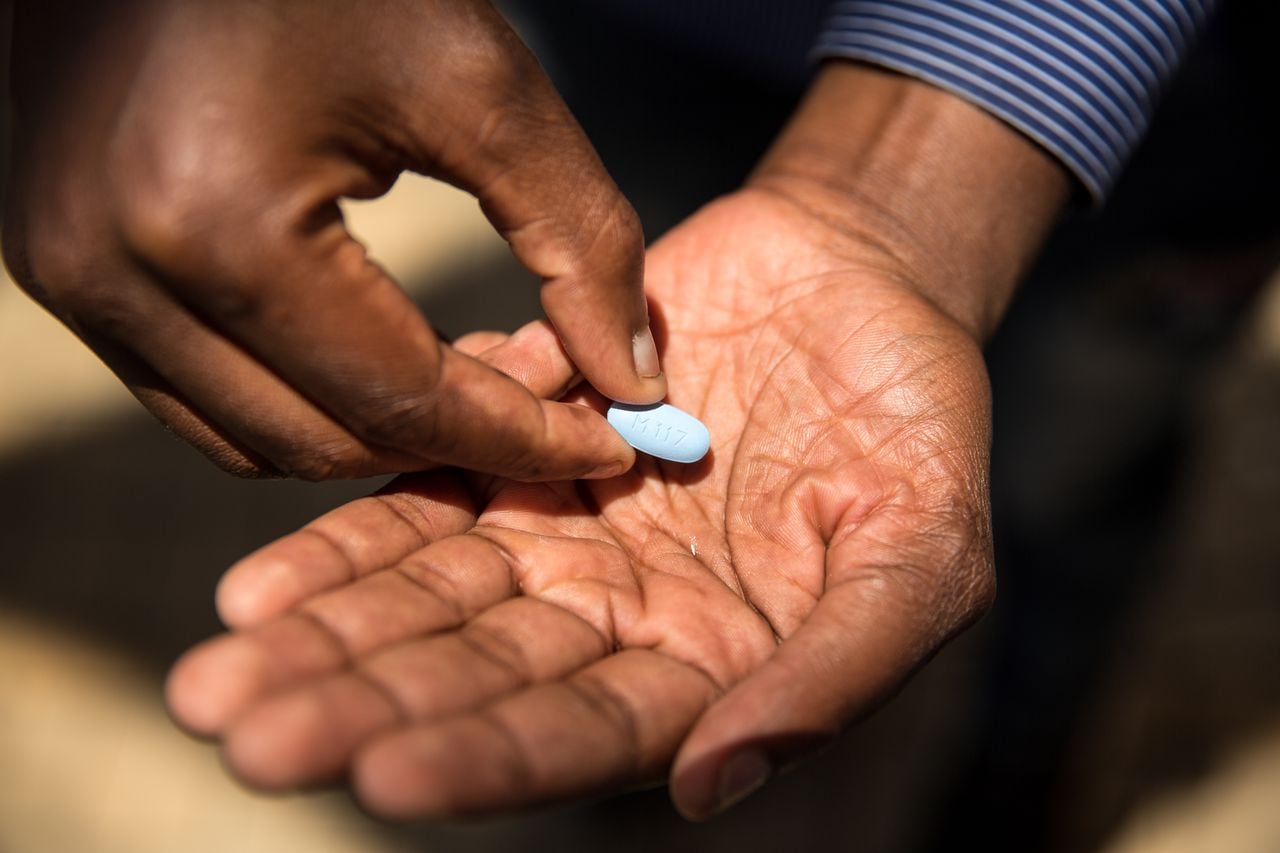 Thembelani Sibanda muestra la profilaxis previa a la exposición (PrEP), un medicamento preventivo contra el VIH durante una entrevista el 30 de noviembre de 2017 en Soweto, Sudáfrica. Sibanda, que no es VIH positivo, toma un medicamento preventivo debido a que su estilo de vida lo pone en riesgo de contraer el virus.