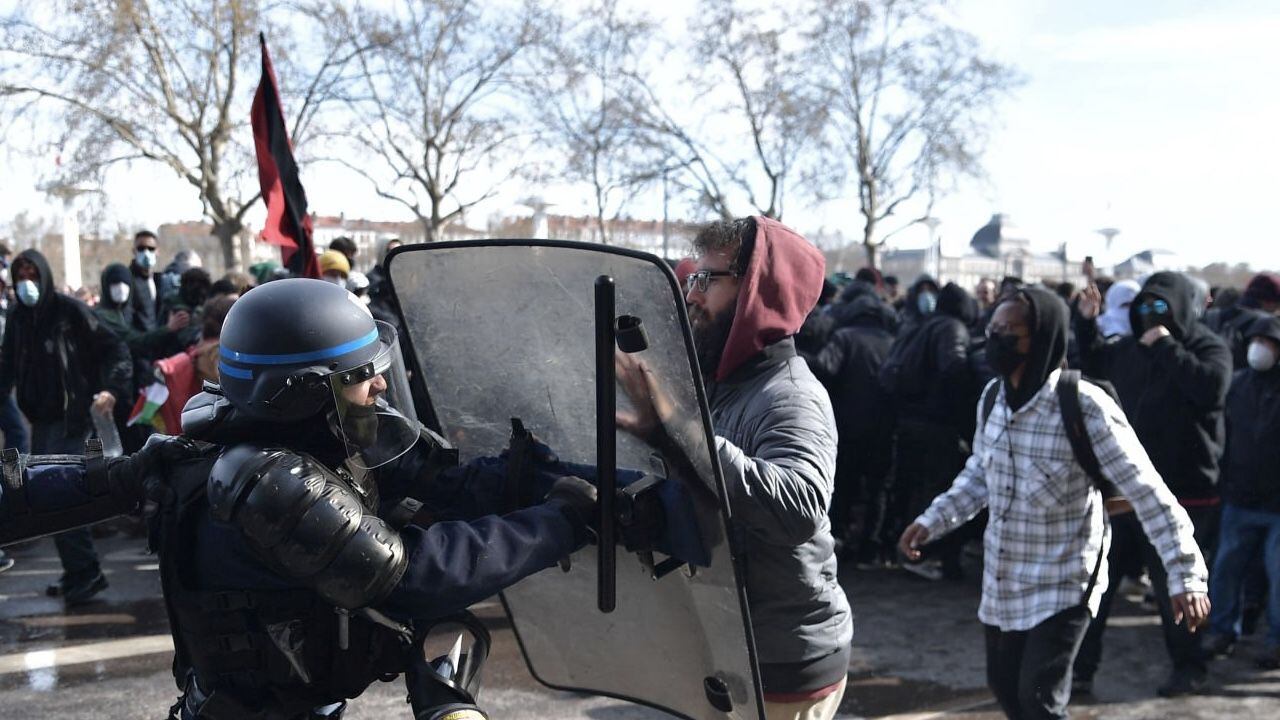 Manifestantes en Francia se enfrentan a la fuerza pública