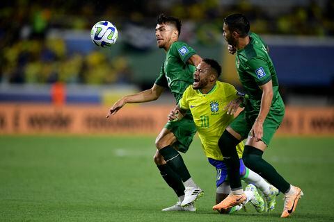 El brasilero Neymar recibe una falta de los jugadores bolivianos Boris Céspedes y Didier Bejarano, en el partido de las Eliminatorias 2026.