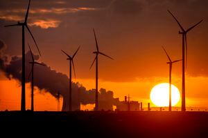 El vapor se eleva desde la planta de energía a carbón cerca de las turbinas eólicas Niederaussem, Alemania, mientras sale el sol el miércoles 2 de noviembre de 2022. La Cumbre Climática COP27 de la ONU está programada para llevarse a cabo en Sharm el-Sheikh, Egipto, a partir del domingo 2 de noviembre de 2022. 6 de noviembre. 