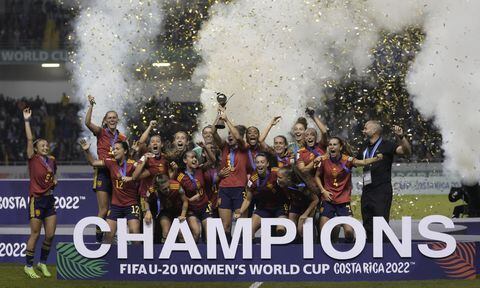 Players of Spain celebrate with the trophy after defeating Japan in the final match of the U-20 Women's World Cup at the National Stadium in San Jose, Costa Rica, Sunday, Aug. 28, 2022. (AP/Moises Castillo)