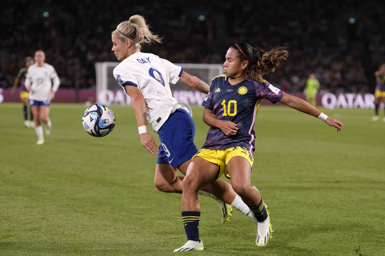 Rachel Daly de Inglaterra, a la izquierda, y Leicy Santos de Colombia desafían el balón durante el partido de cuartos de final de la Copa Mundial Femenina de fútbol entre Inglaterra y Colombia en el Estadio Australia en Sydney, Australia, el sábado 12 de agosto de 2023. (Foto AP/Mark Baker)