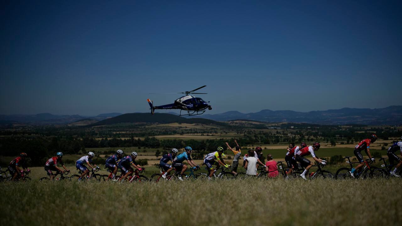 Tour de Francia 2022: el pelotón avanza en el recorrido de 195 km de la etapa 14 entre Saint-Etienne y Mende