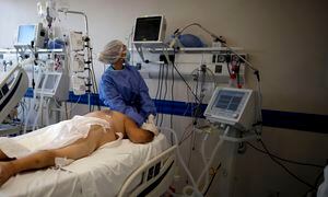 Un trabajador de la salud atiende a un paciente con COVID-19 en el hospital Dr. Norberto Raul Piacentini, en Lomas de Zamora, Argentina, el viernes 23 de abril de 2021, en medio de la nueva pandemia de coronavirus. A medida que Argentina experimenta peajes récord de COVID-19, los hospitales luchan por mantenerse al día con la demanda. Foto: AP / Natacha Pisarenko.