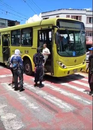 Bus de Metrolínea vandalizado en Bucaramanga.