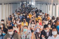 Multitudes de asiáticos portando tapabocas - Imagen de referencia